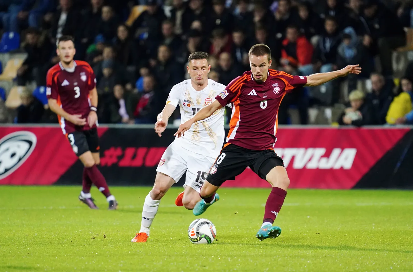 Latvijas vīriešu futbola izlases spēlētājs Renārs Varslavāns (nr.8,sarkanā tērpā)