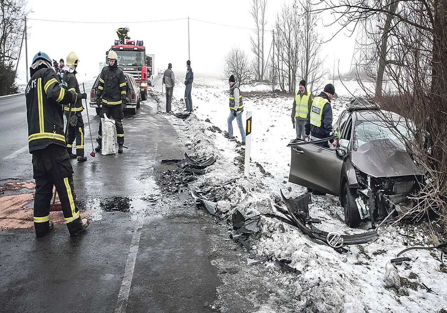 Начало года в Пярнуском уезде оказалось очень трагичным. Эта авария произошла на шоссе Таллинн – Пярну 11 февраля. 
Последствия можете видеть сами.