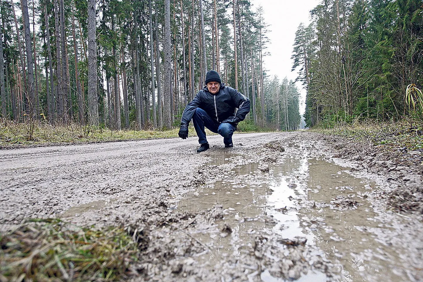 Tõrvandi elanik Lembit Tähepõld käis eile Tuigo kalmistul ning ütles, et praegu on tee üsna hea. Kolm nädalat tagasi käis ta sel surnuaial matusel ning siis oli tee päris hull, auk augus kinni.