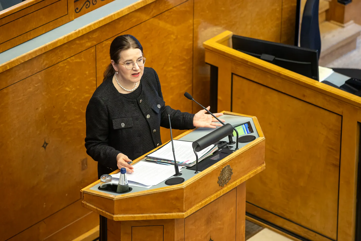 Justice minister Liisa Ly-Pakosta survived no confidence vote over Swedish prisoner deal.