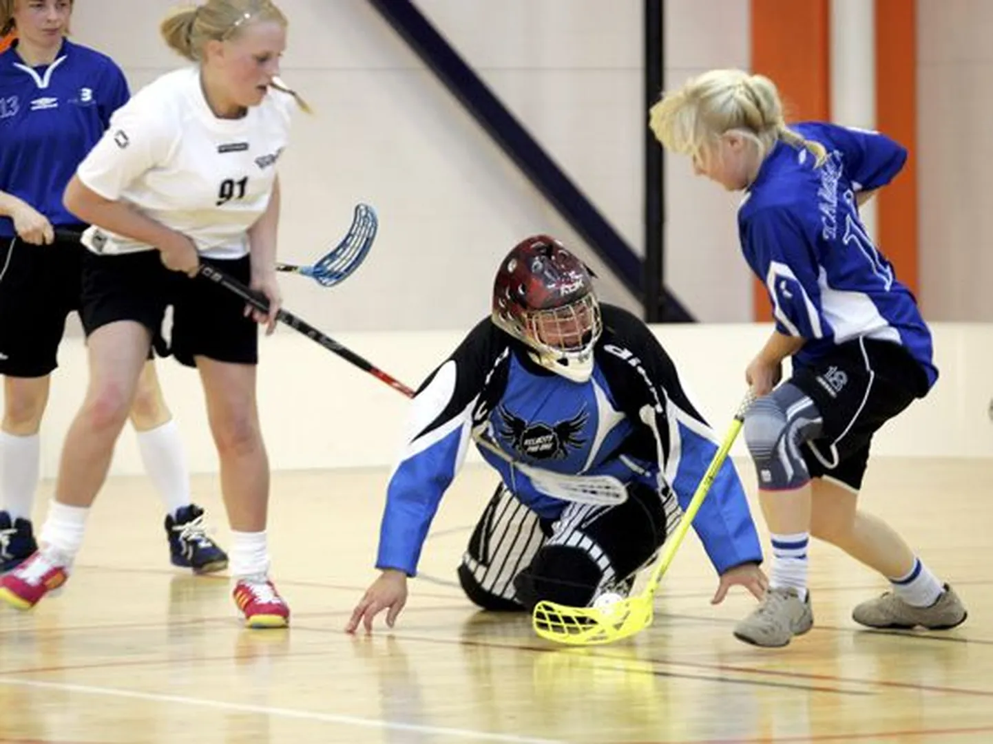 Mänguhetk Tamsalu EBE (sinises) ja Sparta Spordiseltsi pronksilahingust. Mariliis Kütisaar (paremal) ja Tamsalu väravavaht Riive Tamm üritavad päästa ohtlikku olukorda oma värava all.