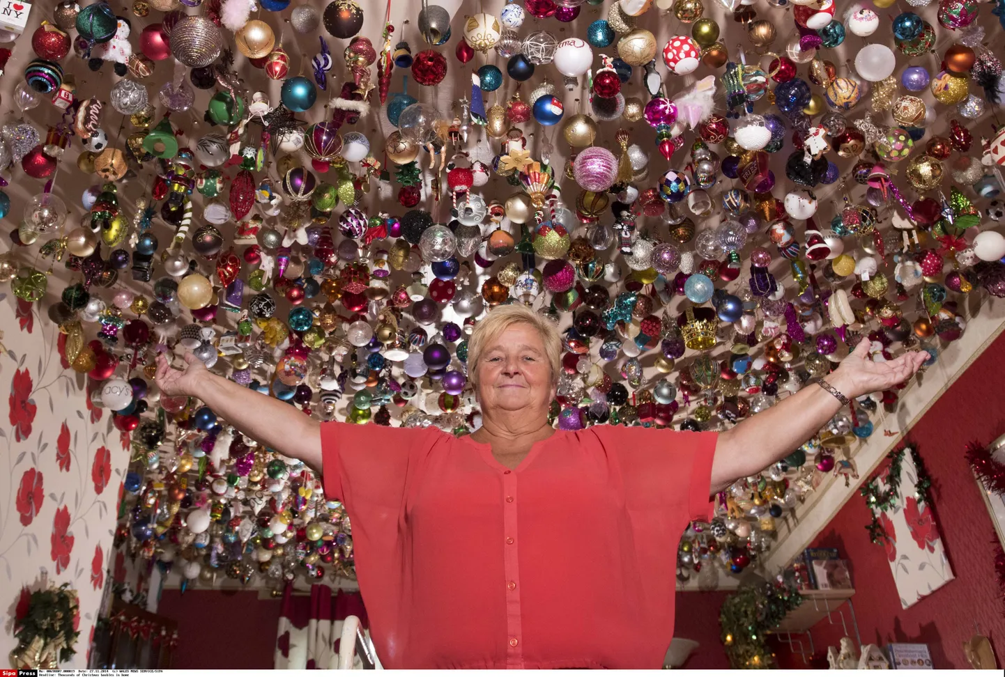 Жительница города Суонси (Уэльс) Сильвия Поуп украсила потолок гостиной своего дома 2530 рождественскими игрушками стоимостью 41 тысяча долларов.
