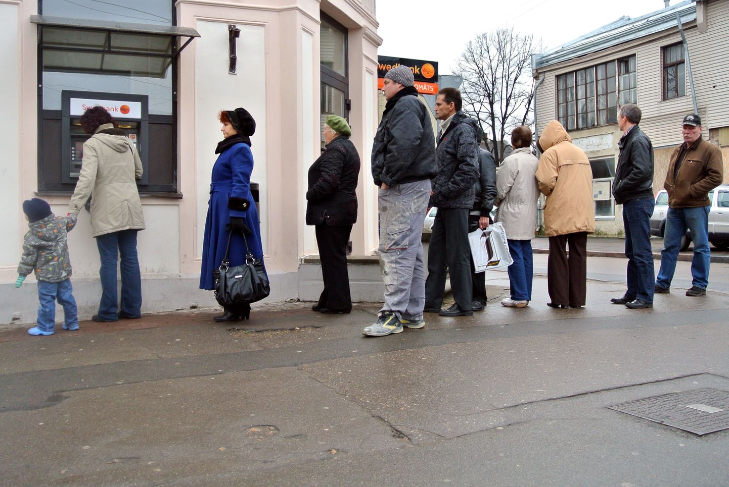 Kliendid 12. detsembril Riias Swedbanki sularahaautomaadi juures järjekorras.