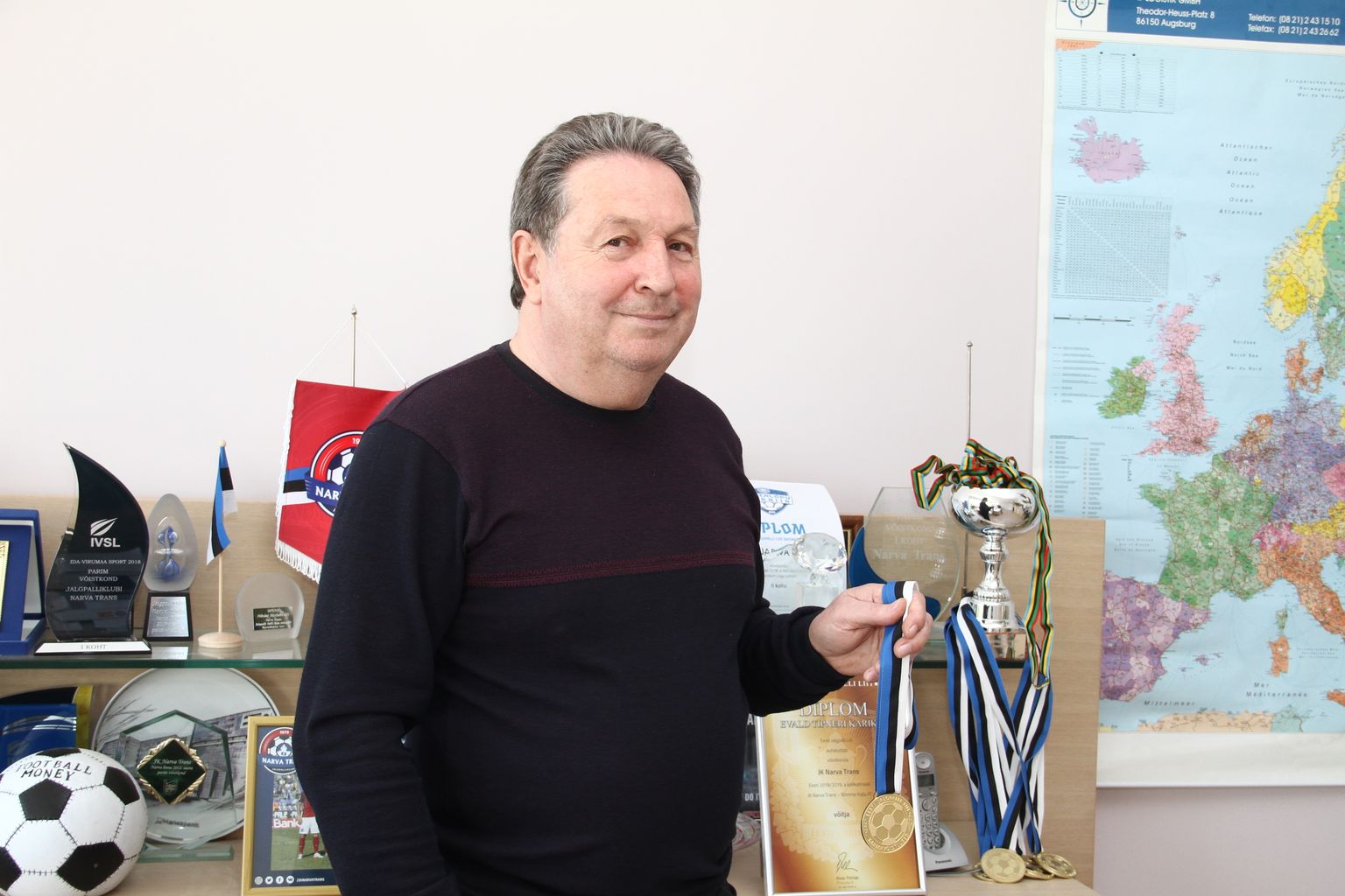 Президент "Нарва Транс" Николай Бурдаков с медалью победителя Кубка Эстонии 2019