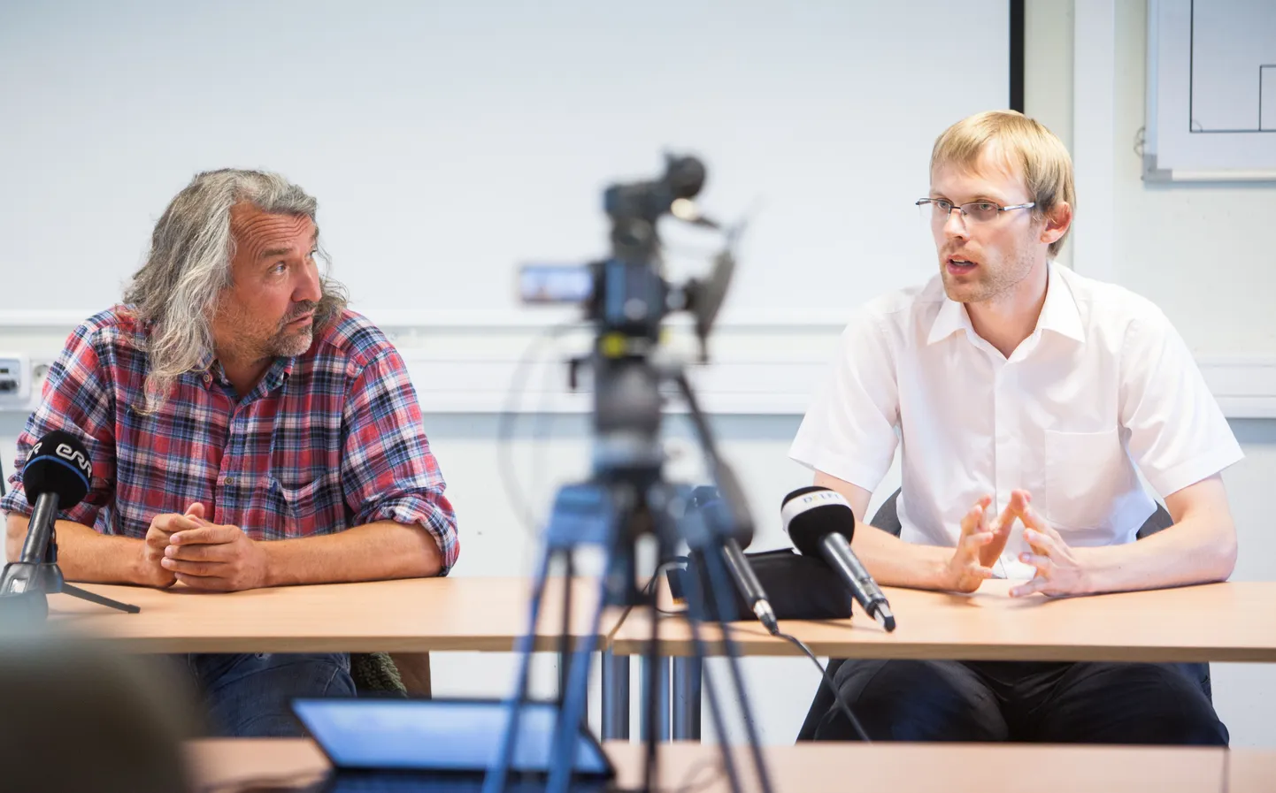 Eesti Jalgpalli Liidu avalike ja koostöösuhete osakonna juhataja Mihkel Uiboleht (paremal) ja president Aivar Pohlak.