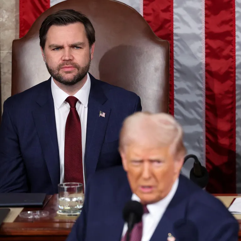 Вице-президент Вэнс слушает речь Трампа