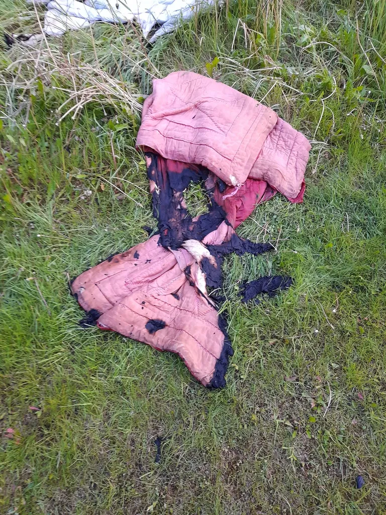 Põlenud tekist jäid järele vaid riismed.