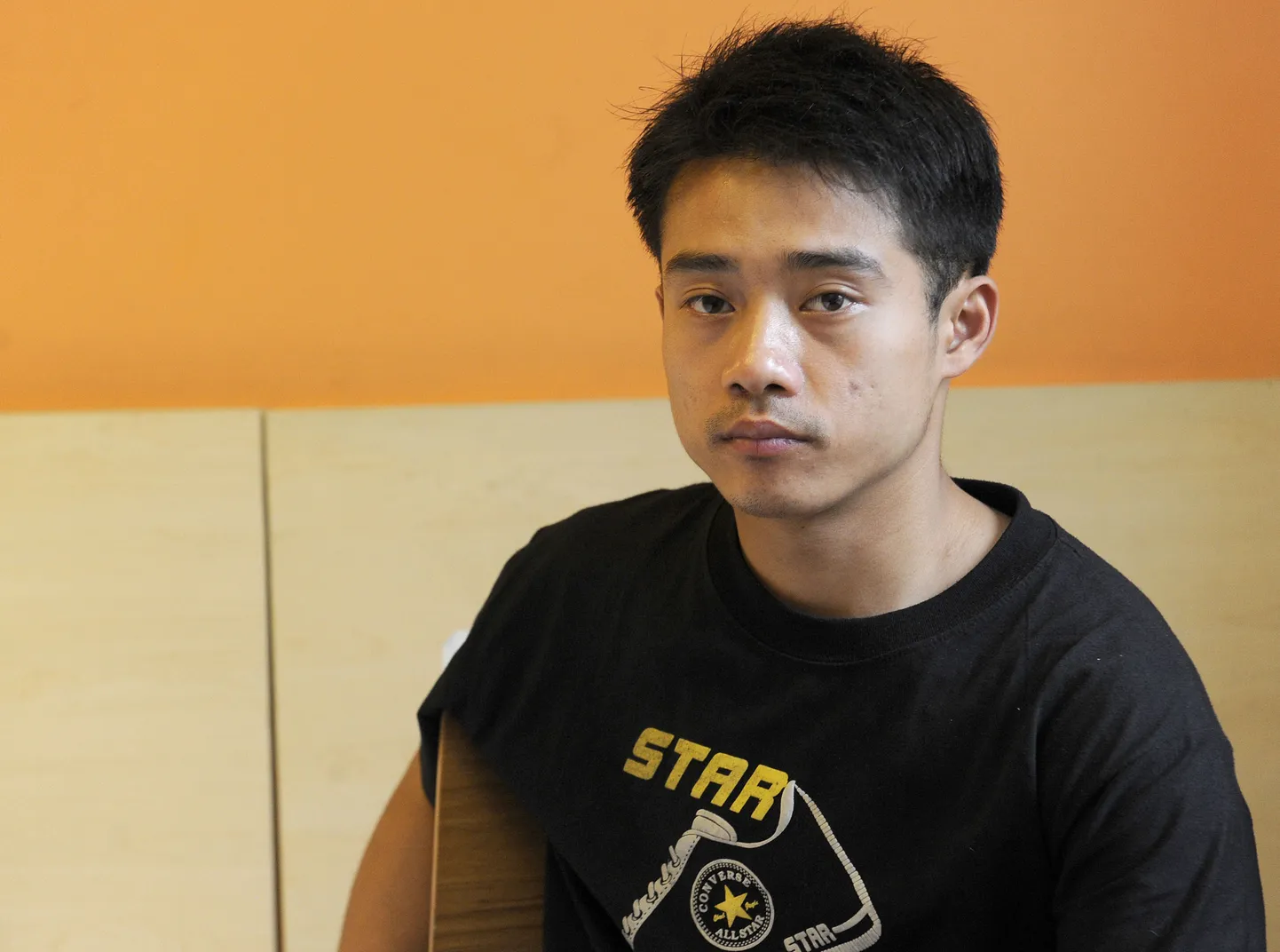 Shangwu Zhang poseerib talle Pekingis antud hotellitoas.