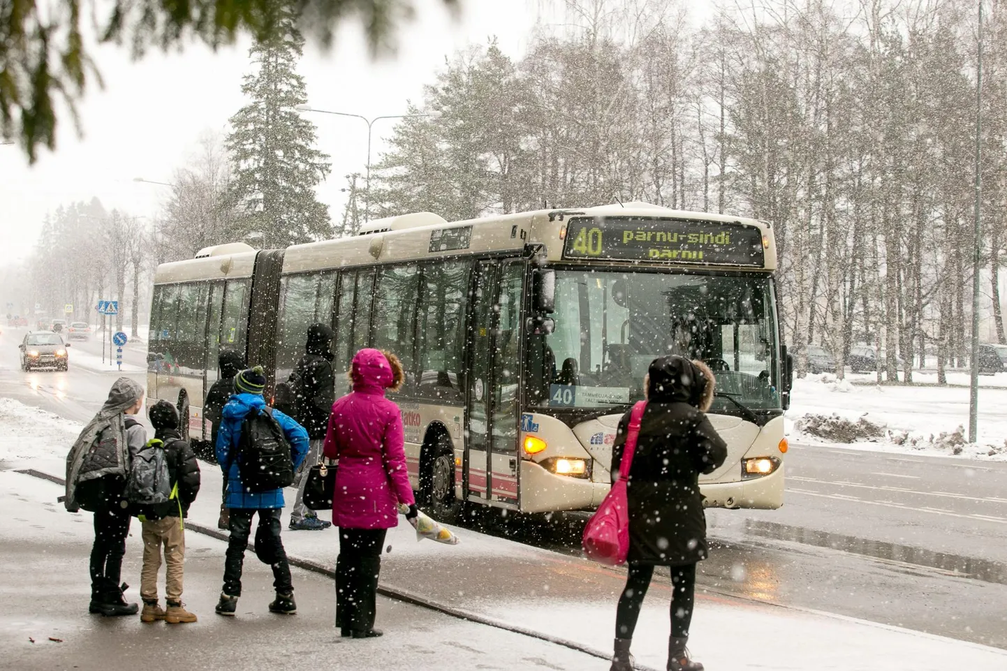 Pärnu Sindi Pärnu liinil sõitev buss number 40.