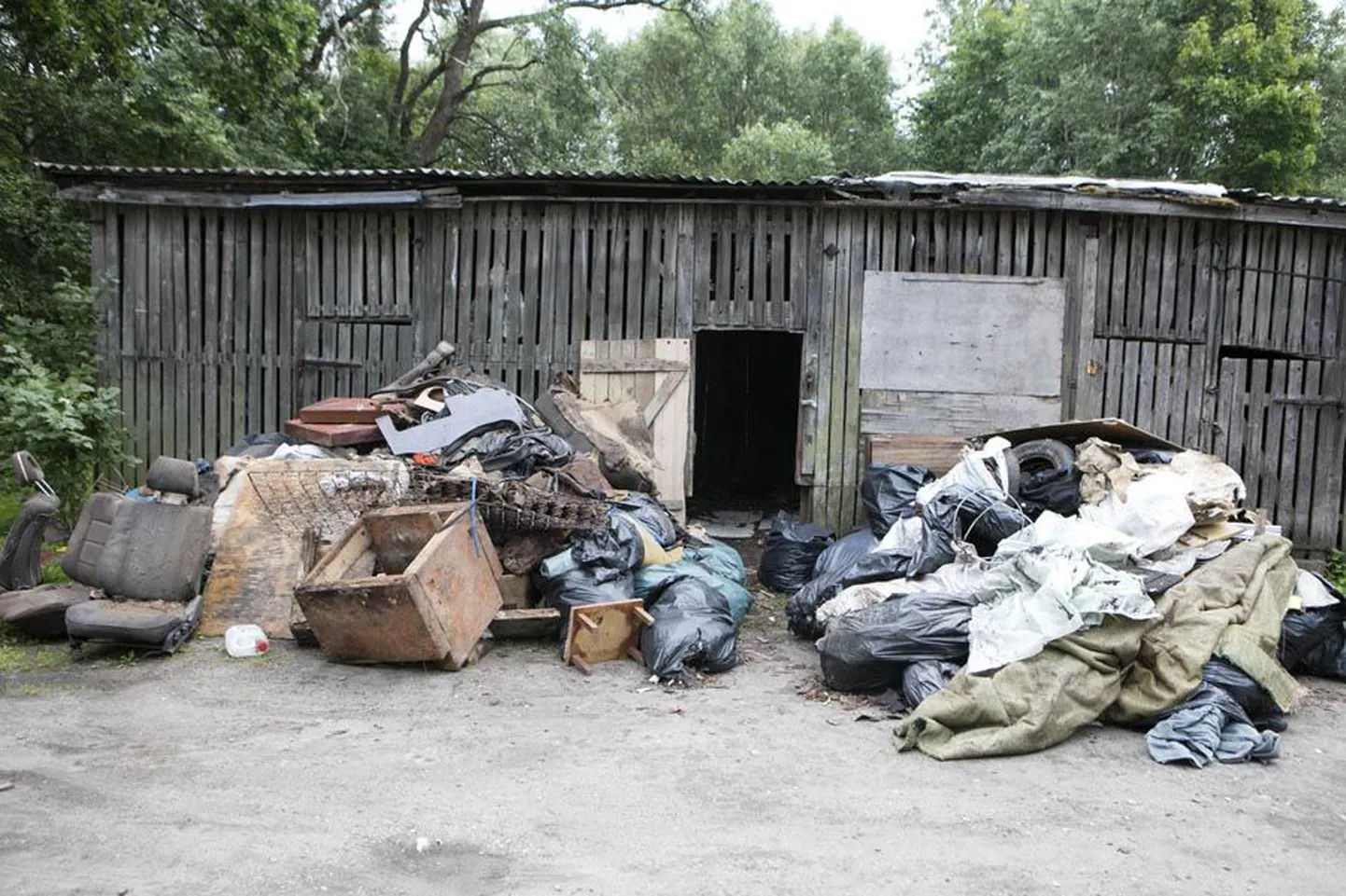Sellise prügihunniku jättis üüriline Võhmas oma eelmise elupaiga kuuri ega ole sellele seniajani järele tulnud.