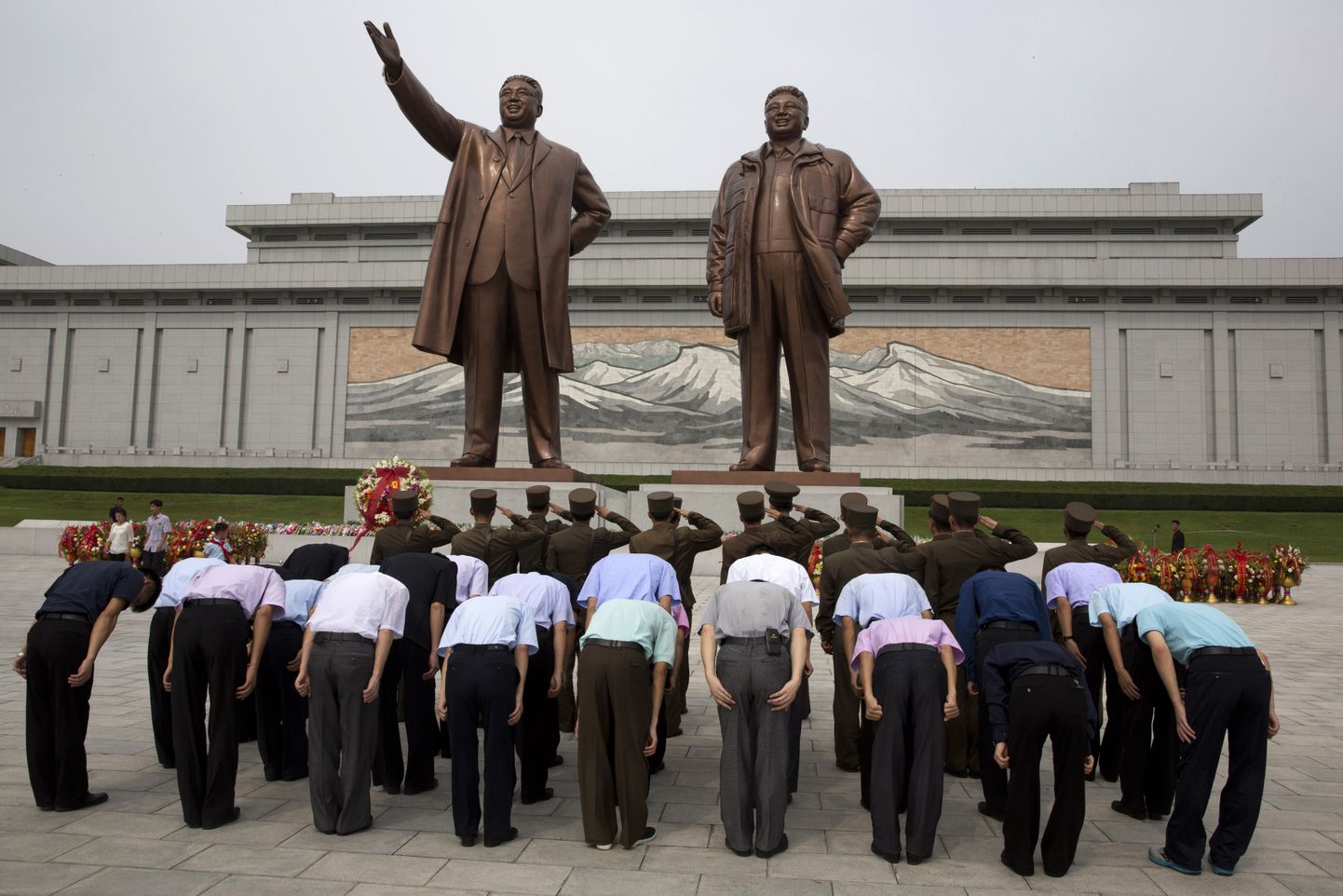 15. august, 2018. Põhja-Korea kodanikud kummardamas Kim Il Sungi ja tema poja Kim Jong Il kujude ees.