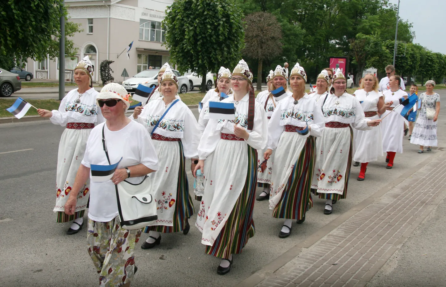 Jõhvi rahvatantsijad Võidupüha rongkäigus.