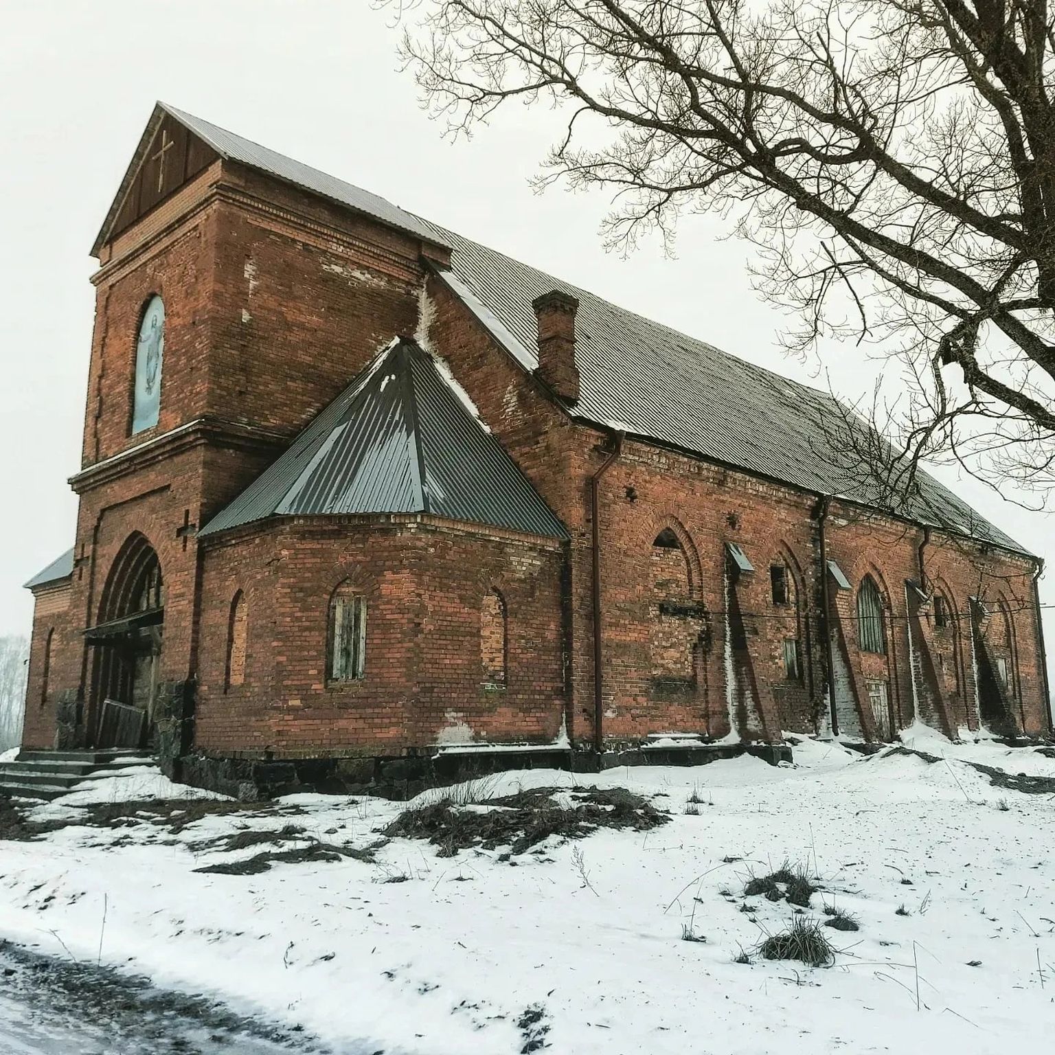 Заброшенная лютеранская церковь в деревне Лавры.
