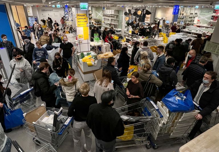 Ostupaanika Moskva IKEA kaupluses 3. märtsil. IKEA teatas kavatsusest Venemaal tegevus peatada. (REUTERS/Staff)