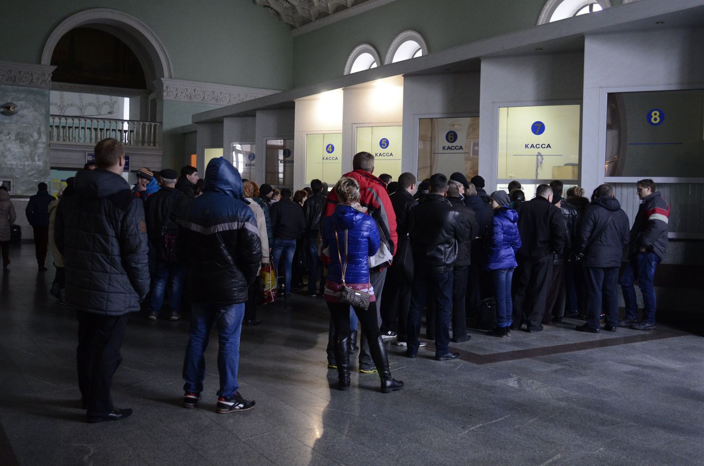 Inimesed seisid 27. detsembril Simferopoli raudteejaamas järjekorras, et tagastada oma rongipileteid.