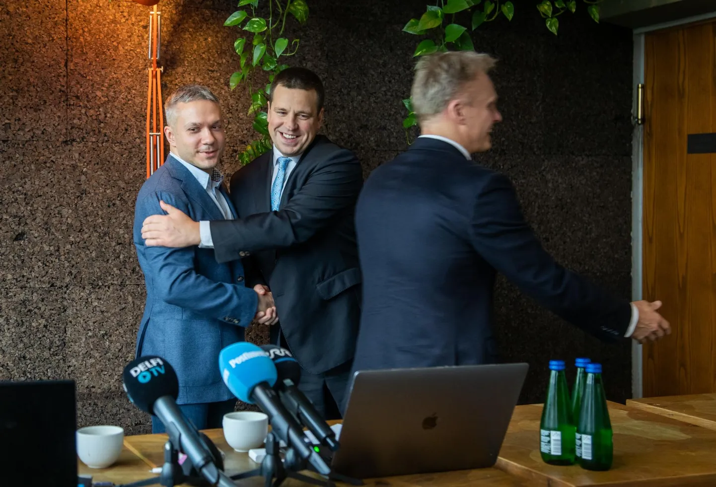 Андрей Коробейник (слева) братается с лидером Центристской партии Юри Ратасом (в центре). Происходящее радует и Имре Сояэра (справа).