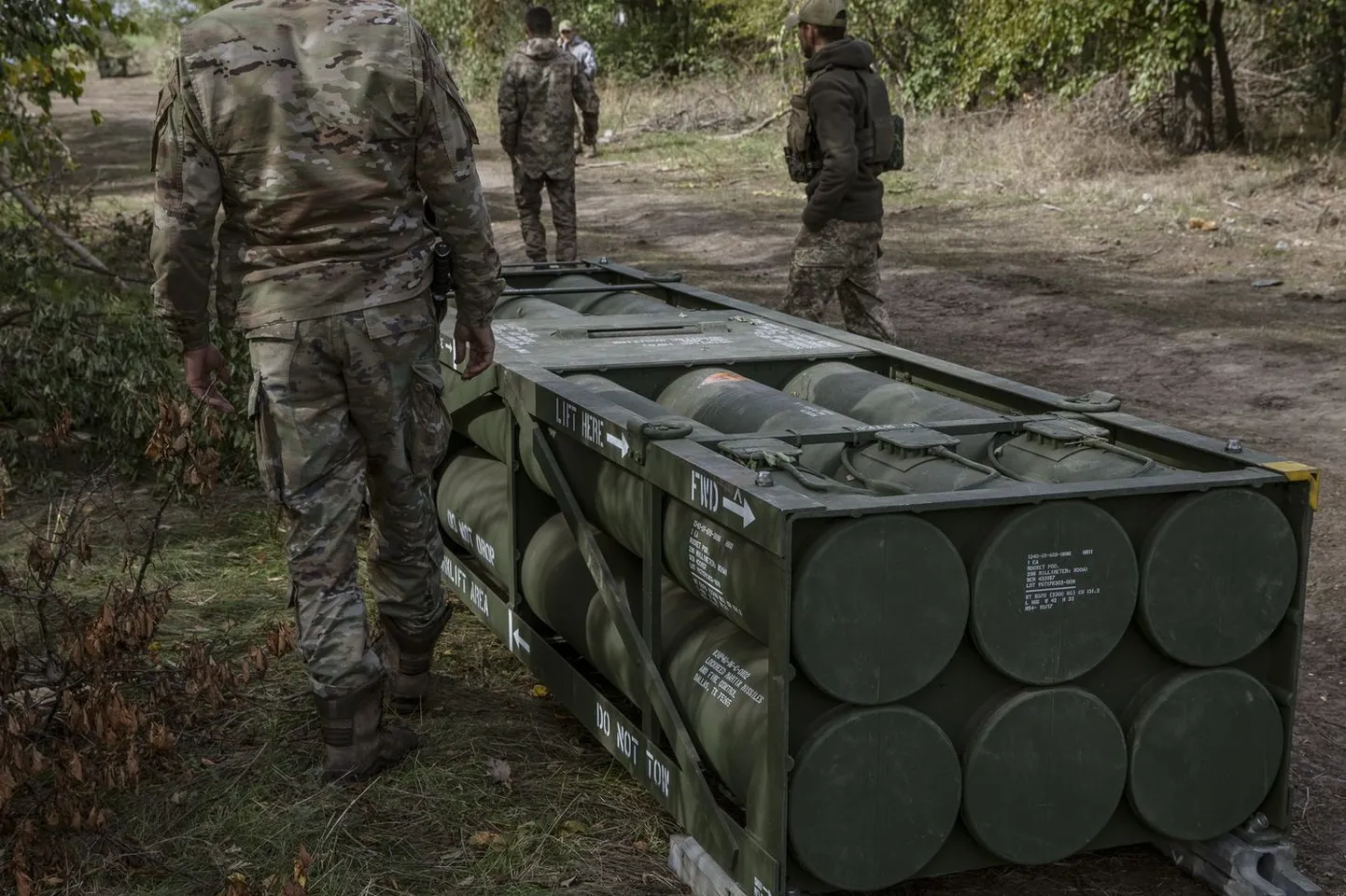 Ukraina sõdurid valmistuvad laadima HIMARS-süsteemi septembris 2022.