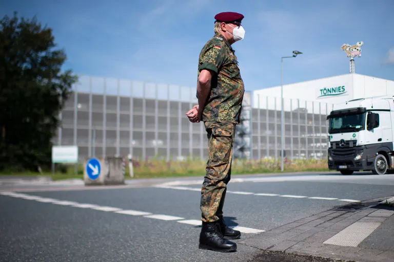 Ettevõttele Tönnies kuuluvas tapamajas Rheda-Wiedenbrücki linna lähedal tuvastati koroonaviirus rohkem kui 700 töötajal. Töötajaid testivad ja piirkonnas peavad valvet Saksamaa relvajõudude Bundeswehri sõdurid.