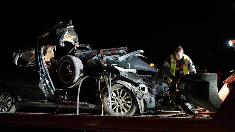 Tori vallas Suigu ülesõidul sai sõiduauto rongilt löögi. Õnnetuses hukkus kaks inimest.