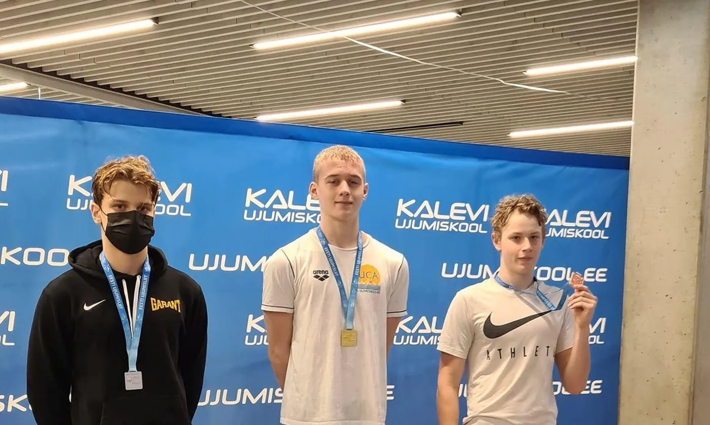 Dmitri Sillaste (pjedestaali kõrgeimal astmel) tuli Eesti noortemeistriks 50 meetri seliliujumises.