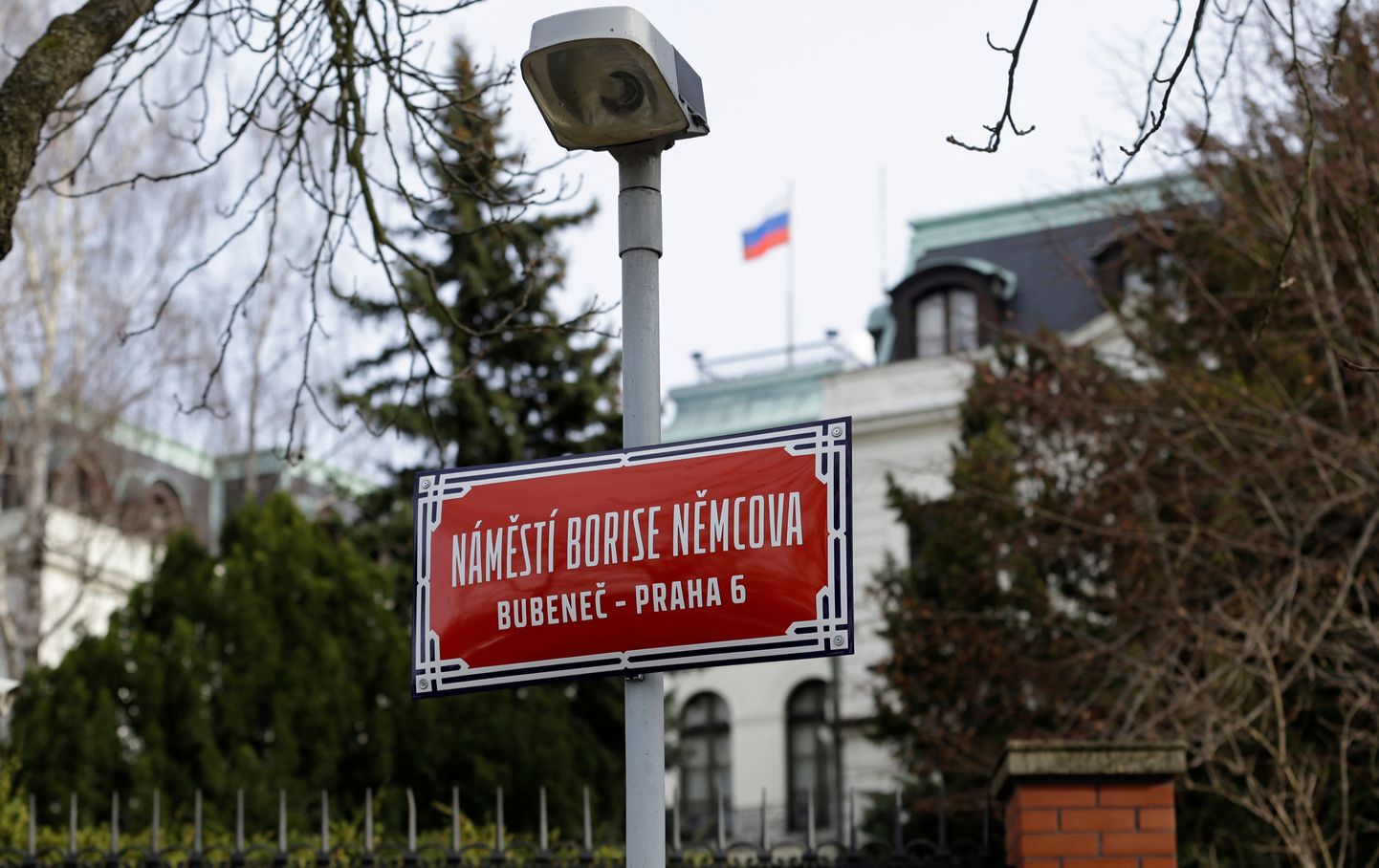 Vene saatkond Prahas asub nüüd Boriss Nemtsovi väljaku ääres.