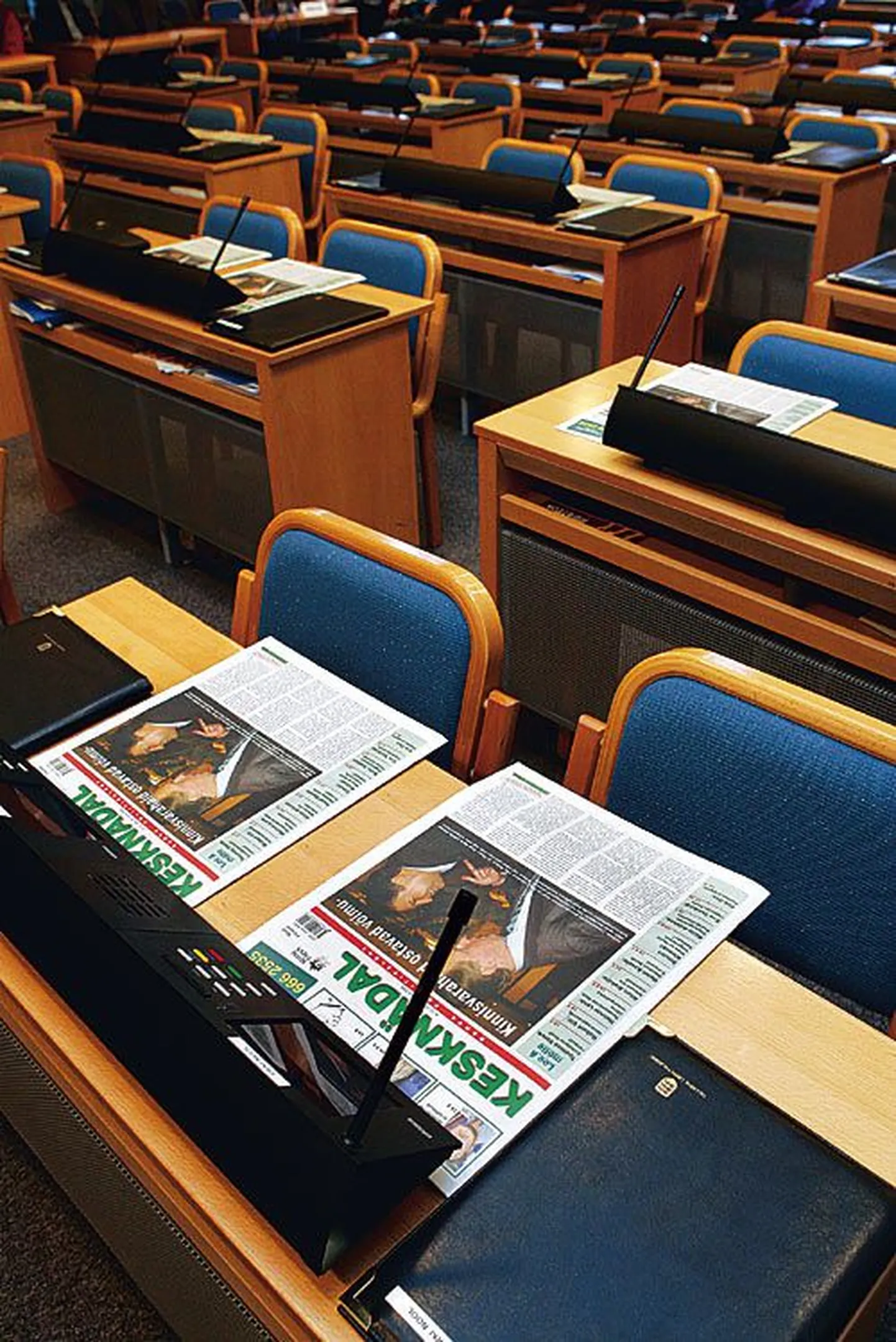 Ajaleht Kesknädal volikogu laudadel.