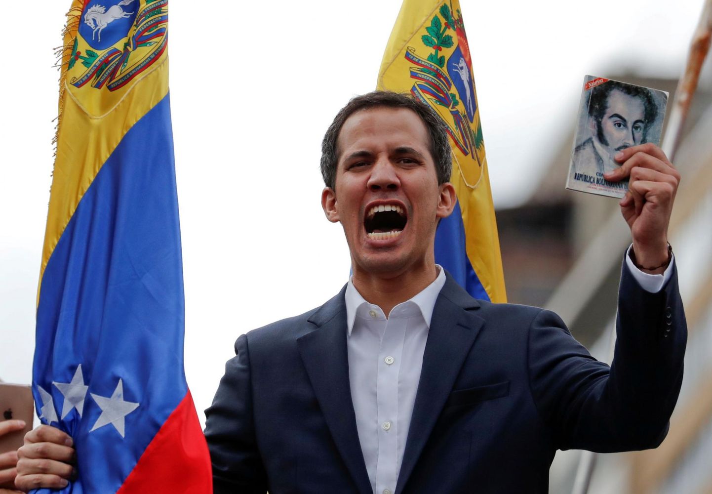 Venezuela rahvusassamblee spiiker Juan Guaidó kuulutas end üleeile Caracases meeleavaldusele kogunenud inmeste silme all riigi presidendi kohusetäitjaks. Rõhutamaks oma sammu legitiimsust, hoidis ta käes riigi põhiseadust.