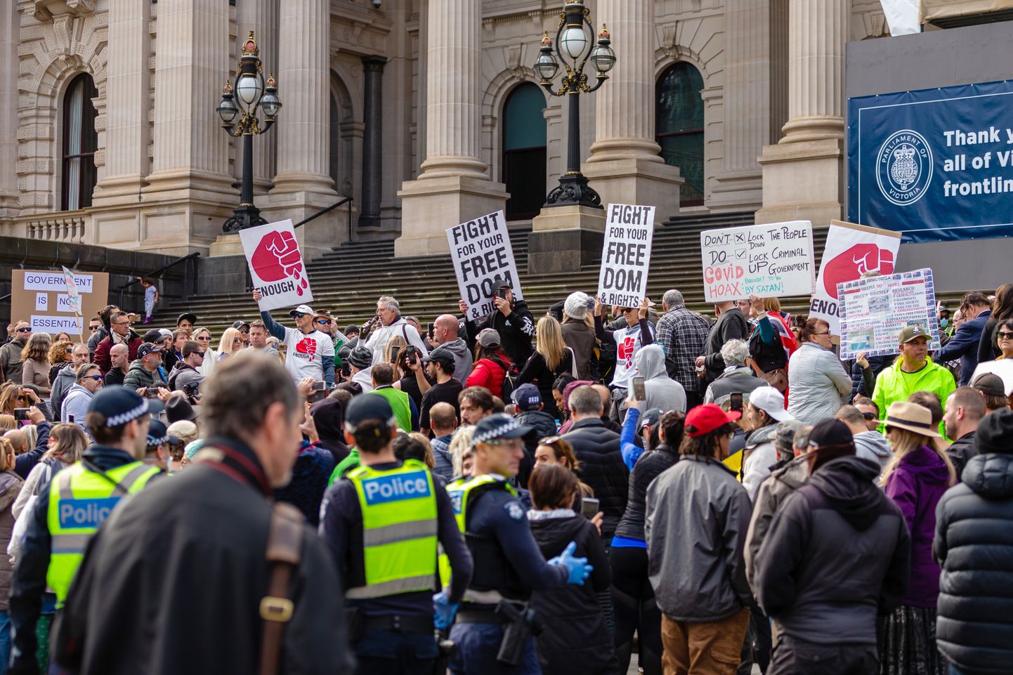 Koroonapiirangute vastane meeleavaldus Melbourne'is. Foto on illustratiivne.