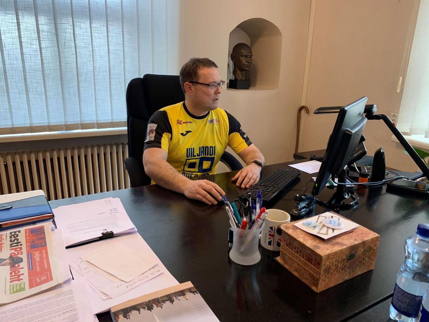 Viljandi linnapea pani täna ülikonna asemel selga Viljandi Tuleviku jalgpallisärgi.