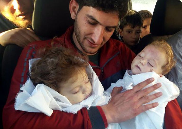 Абдул Хамид аль-Юсеф со своими погибшими детьми. STR/AP/SCANPIX