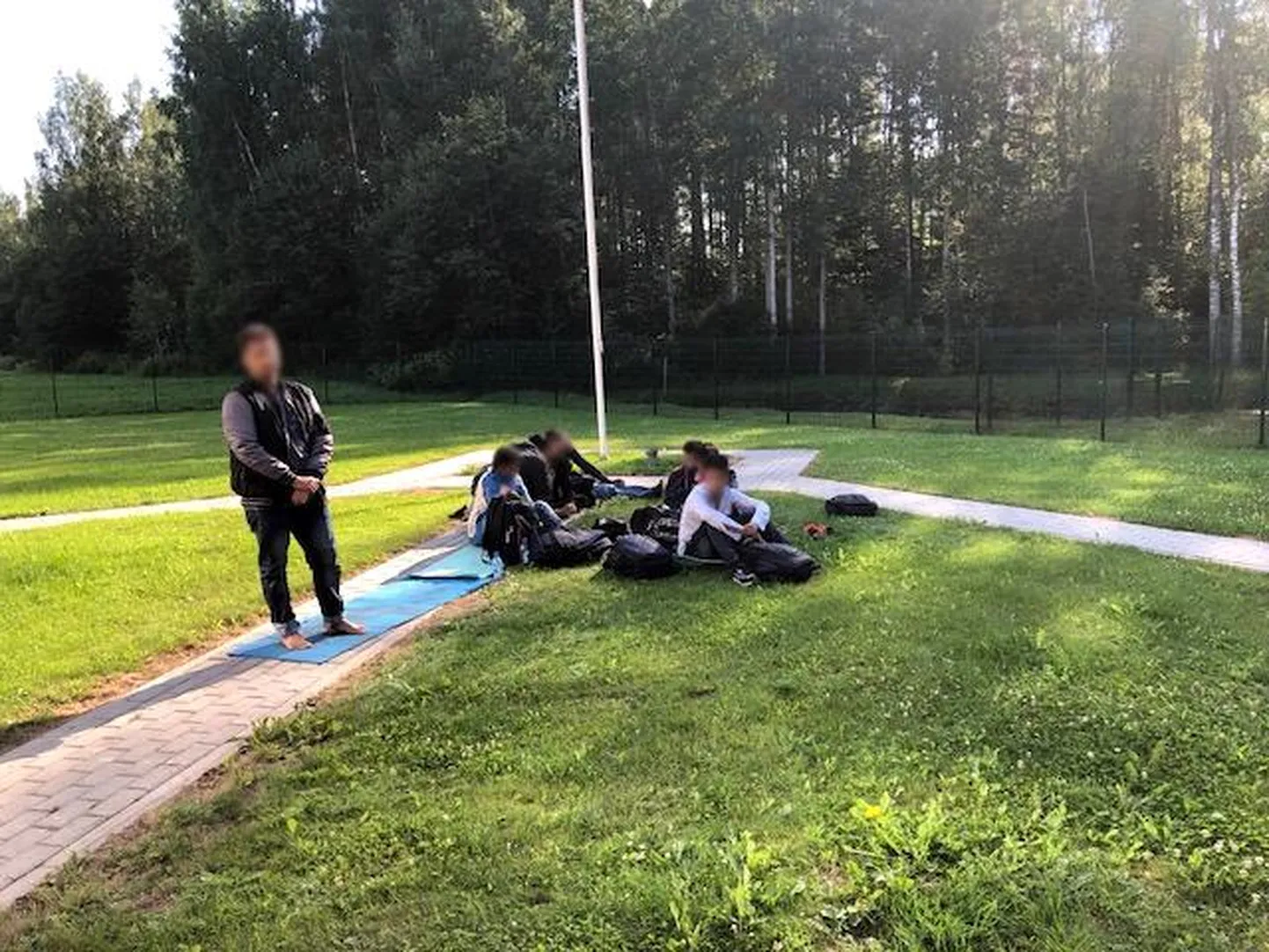 Eile varahommikul tabati mõnetunnise vahega kaks gruppi ebaseaduslikke piiriületajaid, neist 13 meest ja üks naine. Uurimistoimingute käigus väitsid nad end olevat Pakistani kodanikud, ent ühtki dokumenti, mis seda saaks kinnitada, neil kaasas ei olnud.
