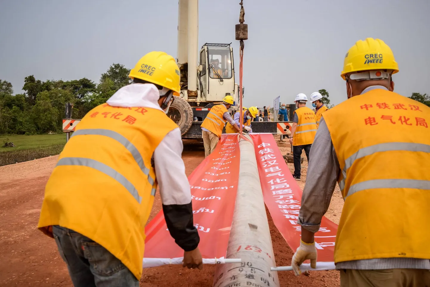 Töölised mullu Vientiane’is Uue Siiditee osaks oleva Hiina-Laose raudtee rajamist alustamas.