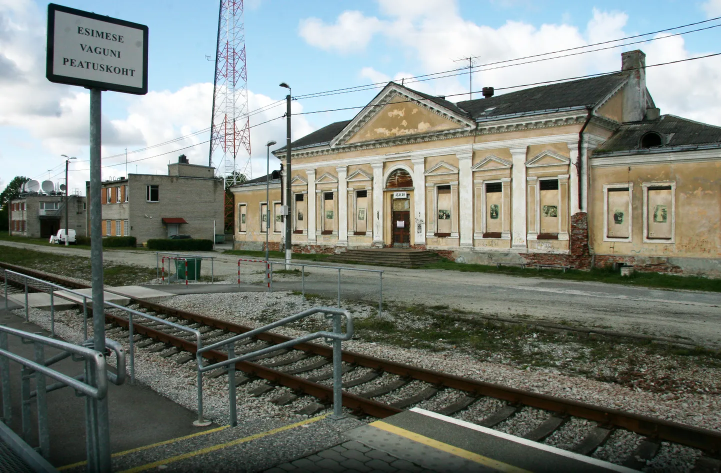 Старое здание Йыхвиского железнодорожного вокзала, которое в день мартовской депортации в 1949 году послужило пунктом посадки, на несколько месяцев превратилось в станцию Абакан - пункт назначения для эшелонов, отправлявшихся именно из Йыхви.