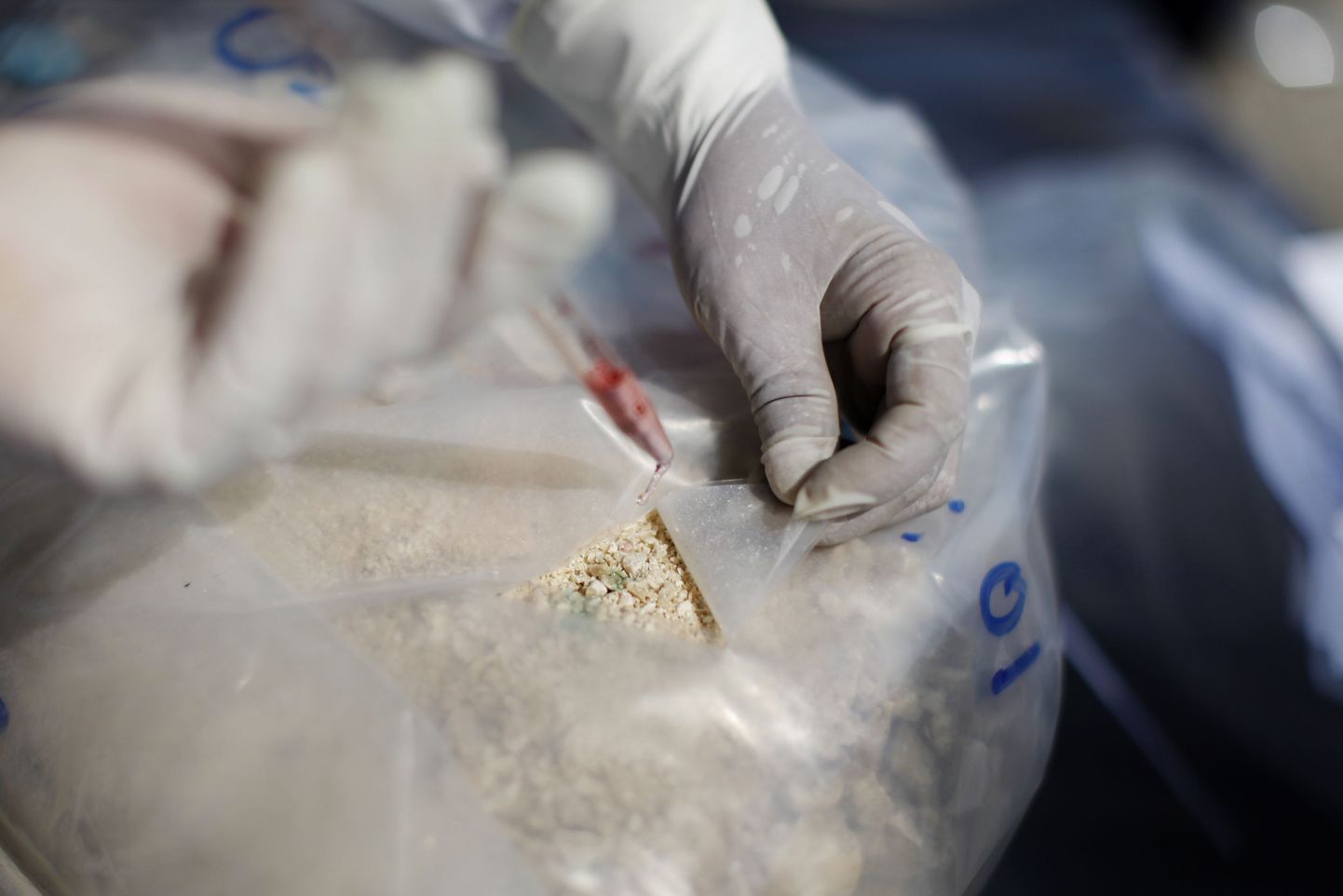 Politseiameti keemik uurib narkomuuladelt ära võetud kokaiini.