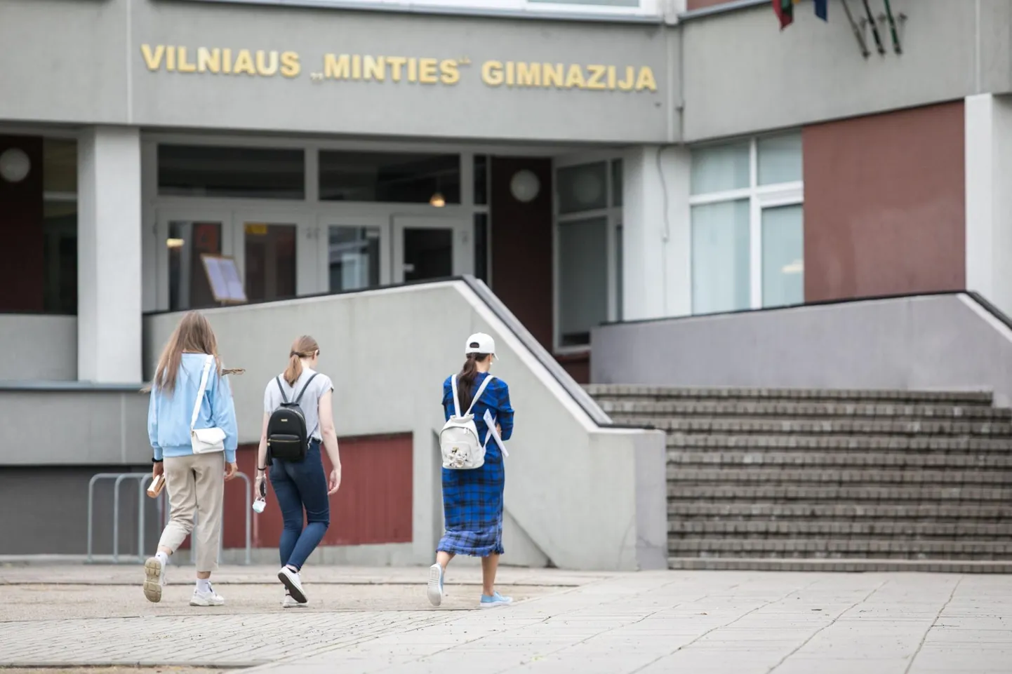 Leedu abituriendid tänavu juuni keskel teel eksamile Vilniuse Mintiesi gümnaasiumis.