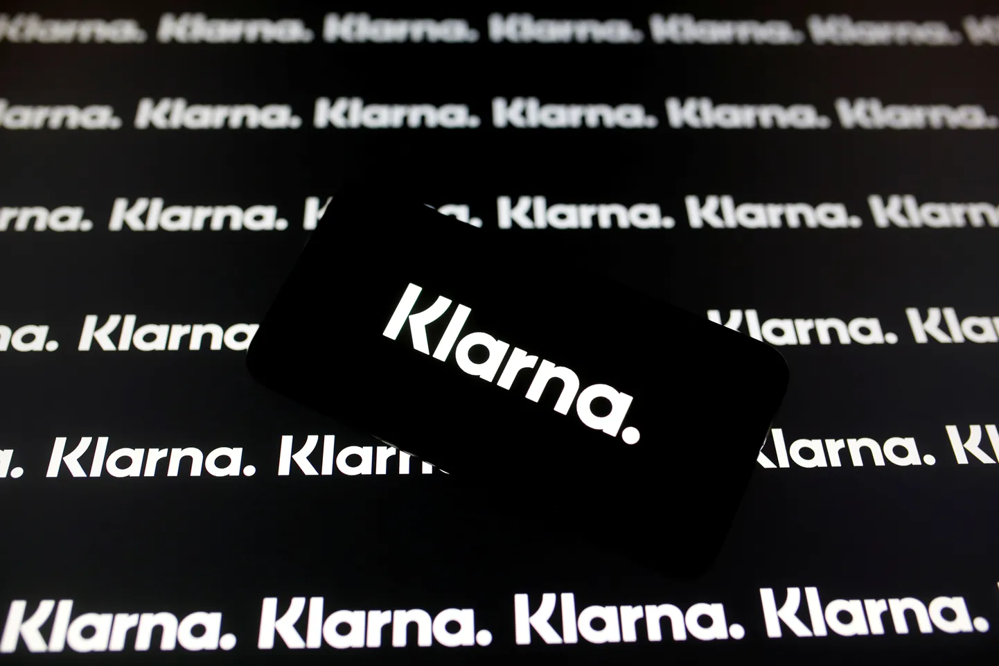 Klarna logo nutiteelfoni ekraanil