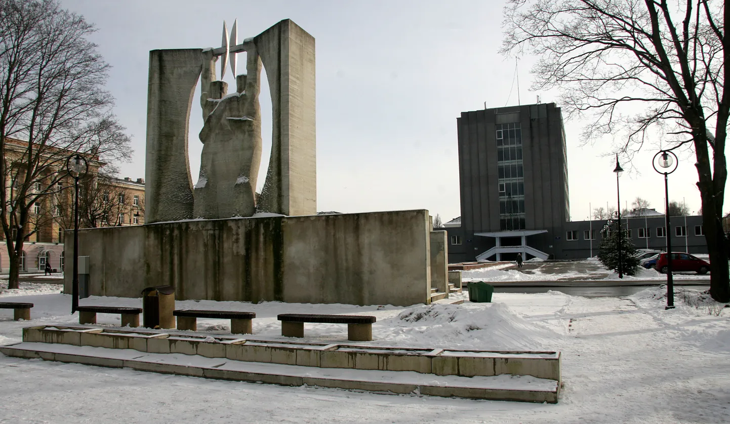 Городское управление Кохтла-Ярве ищет специалиста по связям с общественностью и внешним связям, но уполномоченный по равному обращению подозревает, что условия, предъявляемые к кандидатам, являются дискриминационными для выпускника школы с эстонским языком обучения.