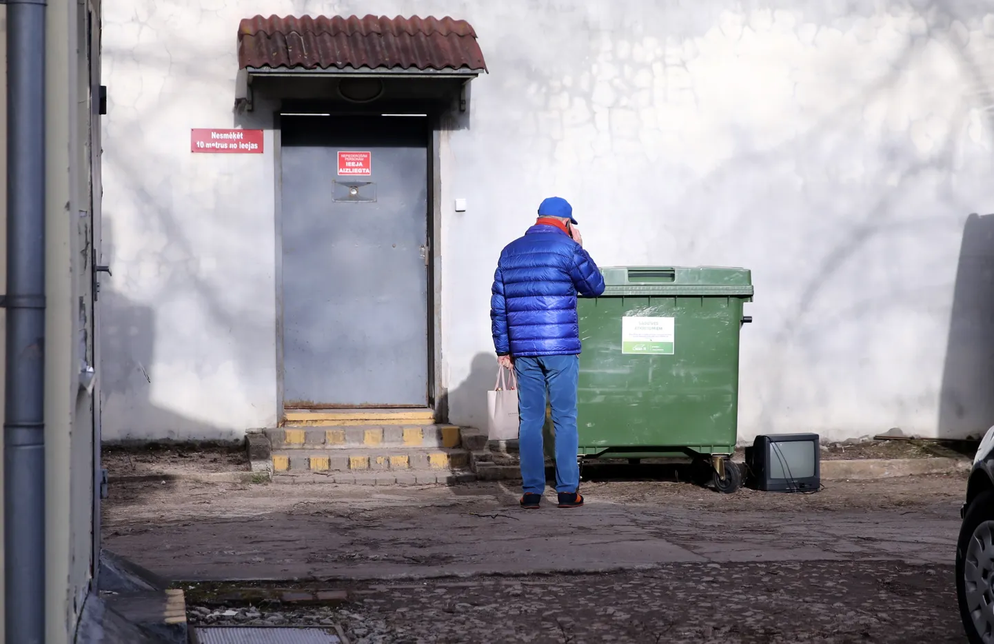 No foto arhīva (2022.gads): Koruptīvos noziegumos apsūdzētais bijušais Ventspils mērs, pašreizējais Ventspils domes deputāts Aivars Lembergs pēc 100 000 eiro drošības naudas iemaksas tiek atbrīvots no Rīgas Centrālcietuma.