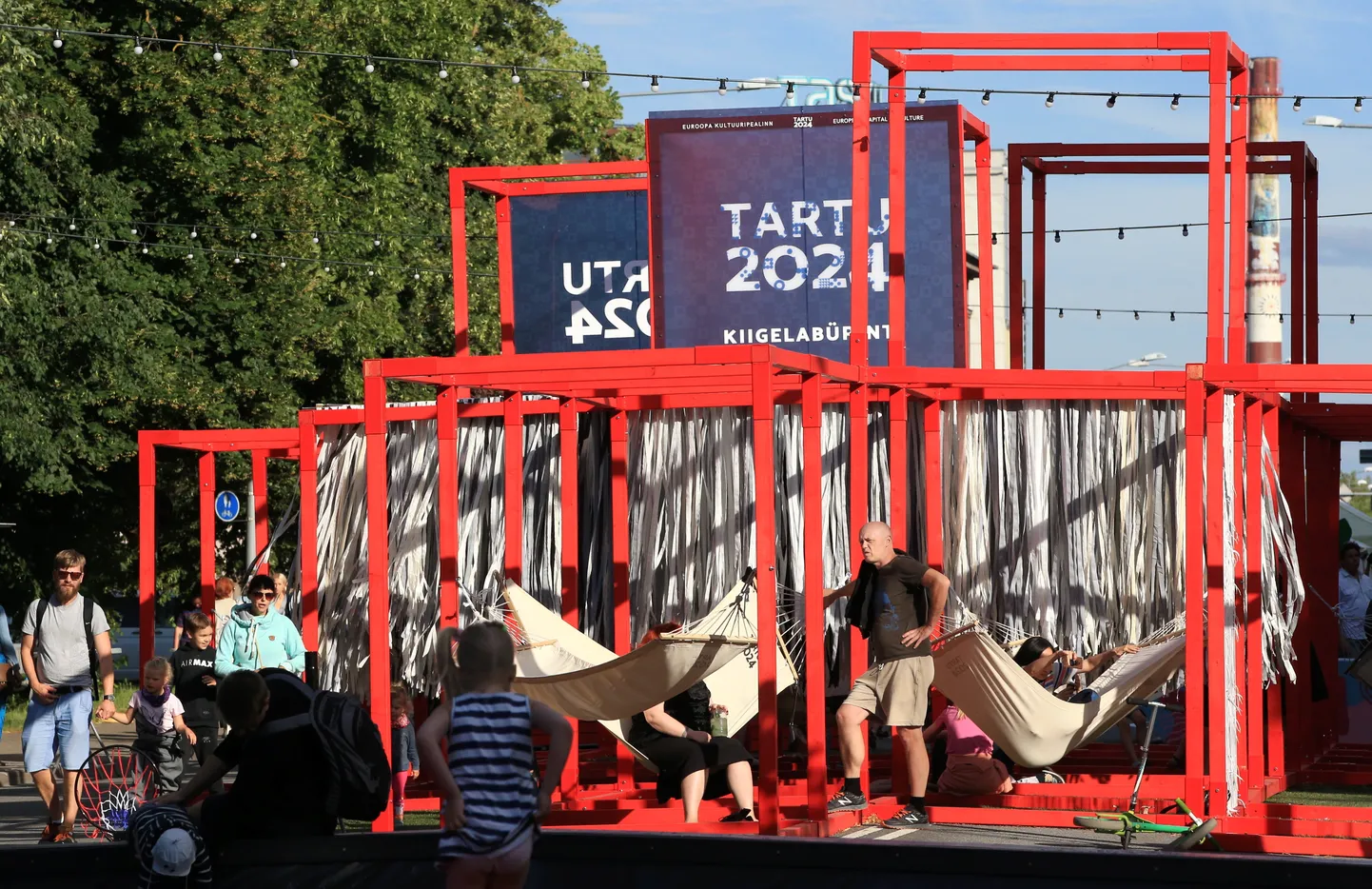 Tartu linnas on juba mitu aastat järjest Vabaduse puiesteest saanud Autovabaduse puiestee, kus mootorsõidukid pole teretulnud ja sõidutee on suveks suletud.