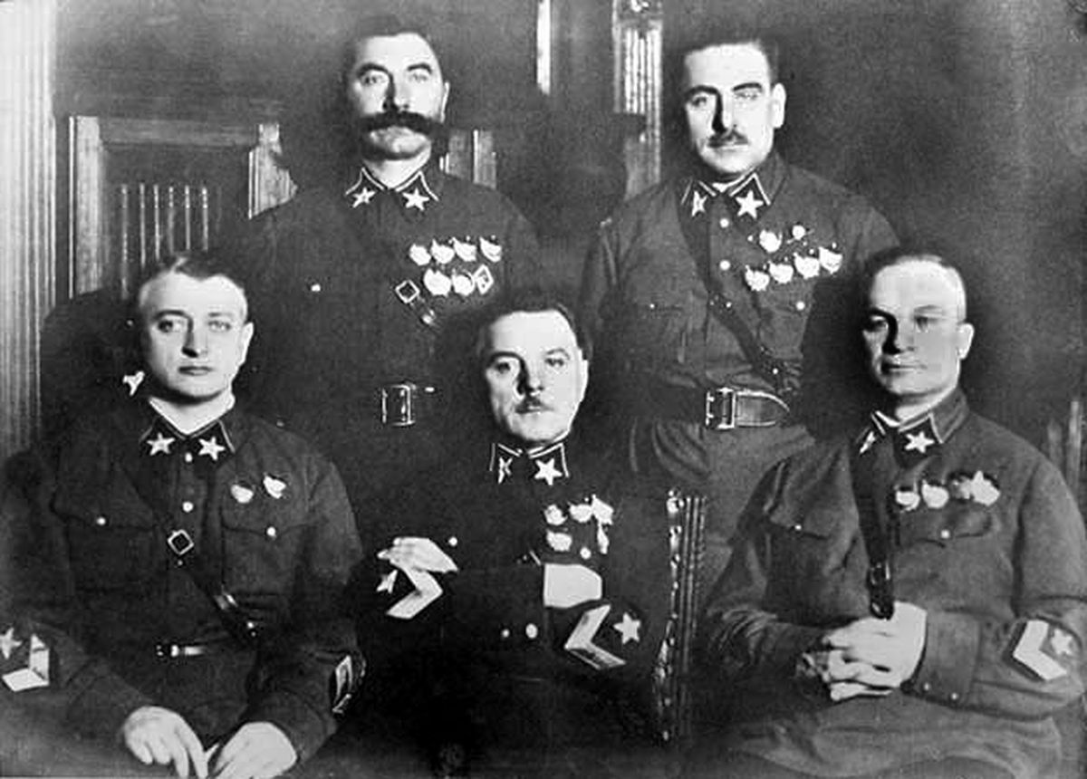 Nõukogude Liidu esimesed viis marssalit, 1935. Vasakult paremale: istuvad Mihhail Tuhhatševski, Kliment Vorošilov, Aleksandr Jegorov, seisavad Semjon Budjonnõi ja Vassili Blücher.