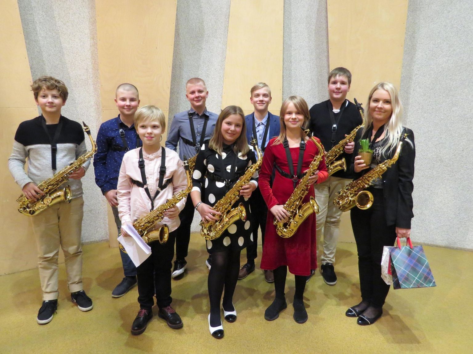 Õpetaja Hanna Taube oma saksofoniõpilastega. Foto on tehtud Pärnu muusikakooli kontserdil Pärnu kontserdimaja kammersaalis 7. detsembril, kui veel sai õpilastega fotosid teha.