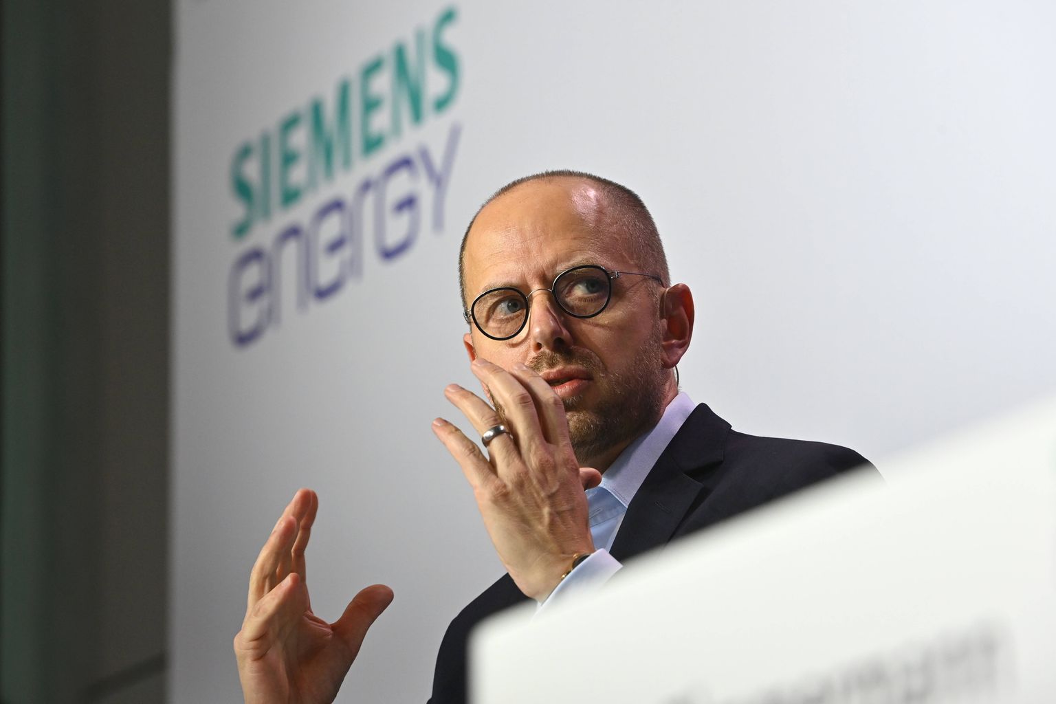Siemensi tegevjuht Christian Bruch kuulub lobiorganisatsiooni juhatusse, mis esindab Venemaal tegutsevate Saksa ettevõtete huve.