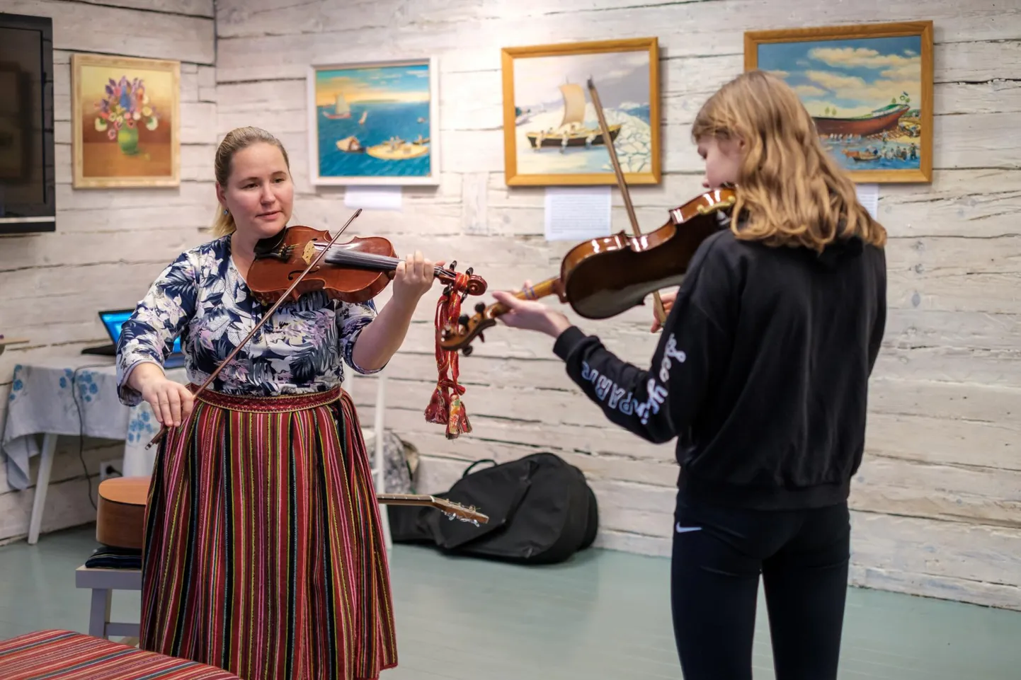 “Pillimäng on Kihnus väga oluline oskus,” ütles viiuliõpetaja Maria Michelson, andes tundi Kihnu muuseumi näitusetoas.