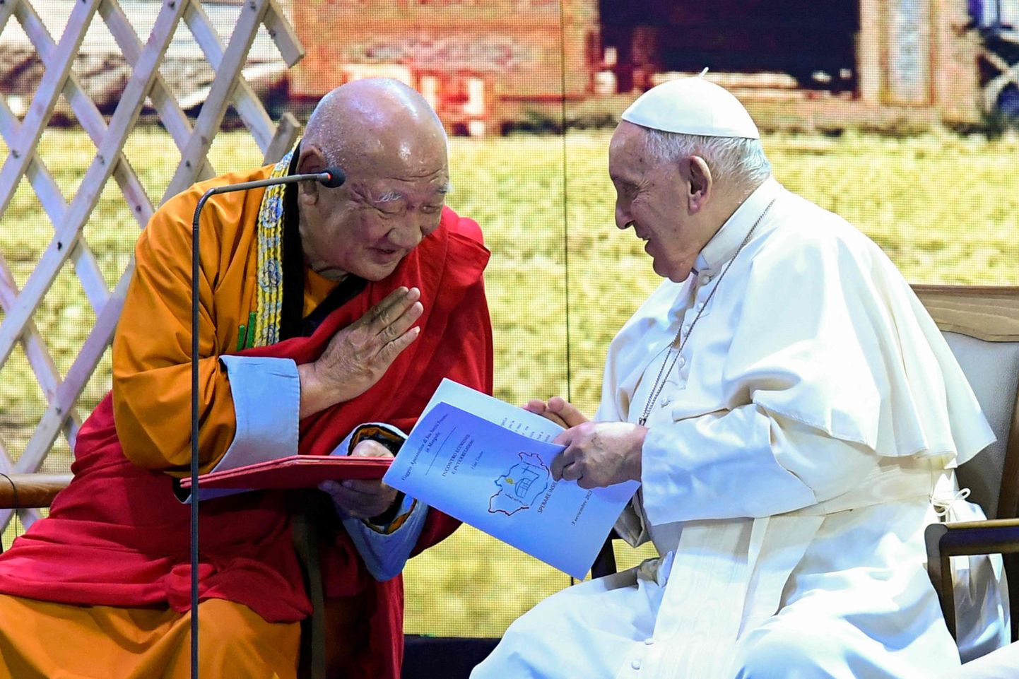 Paavst Franciscus kõneleb religioonidevahelisel kohtumisel Ulaanbaataris usujuhiga.