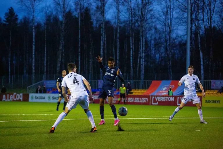 Paide Linnameeskond (sinise särgiga) ja Nõmme Kalju (valge särgiga) sihivad mõlemad kohta esikolmikus.