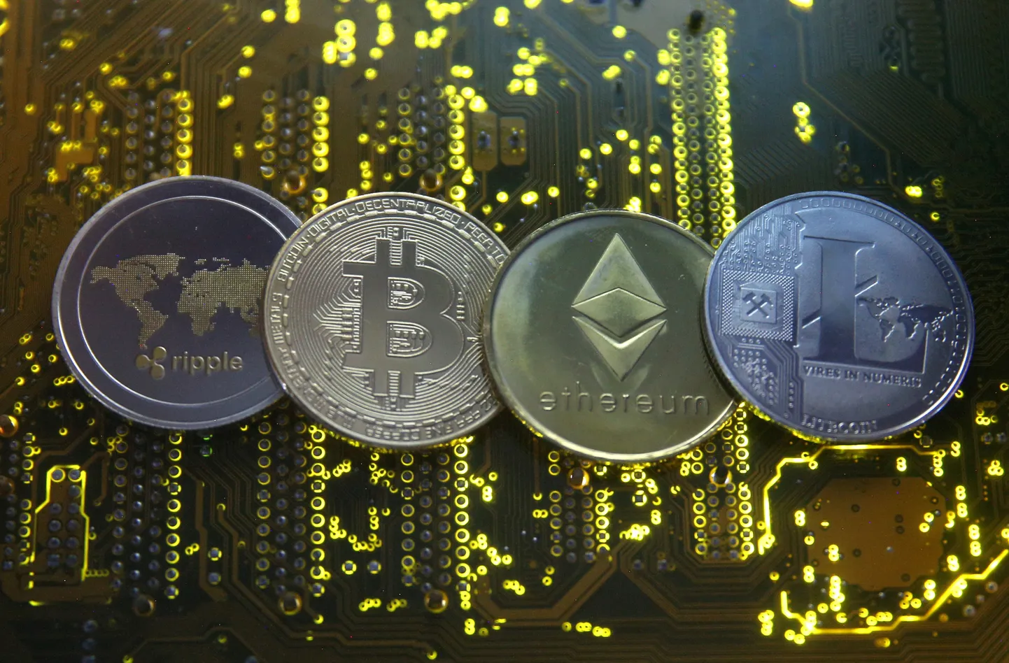Krüptorahade Ripple, Bitcoin, Etherum ja Litecoin kujutised.