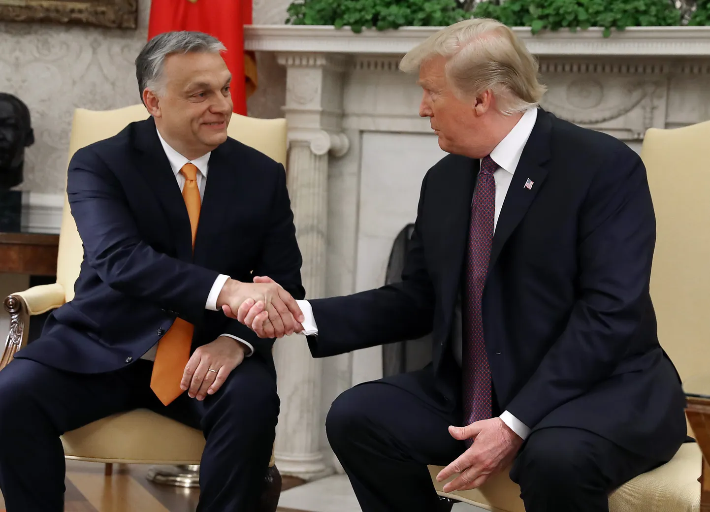 USA president Donald Trump kätleb Ungari peaministriga.