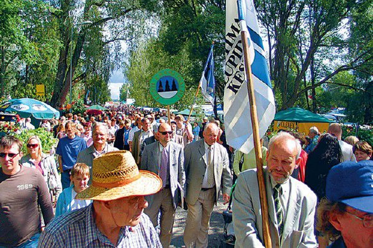 Eesti Talupidajate Keskliidu peadirektor Kaul Nurm (lipuga).