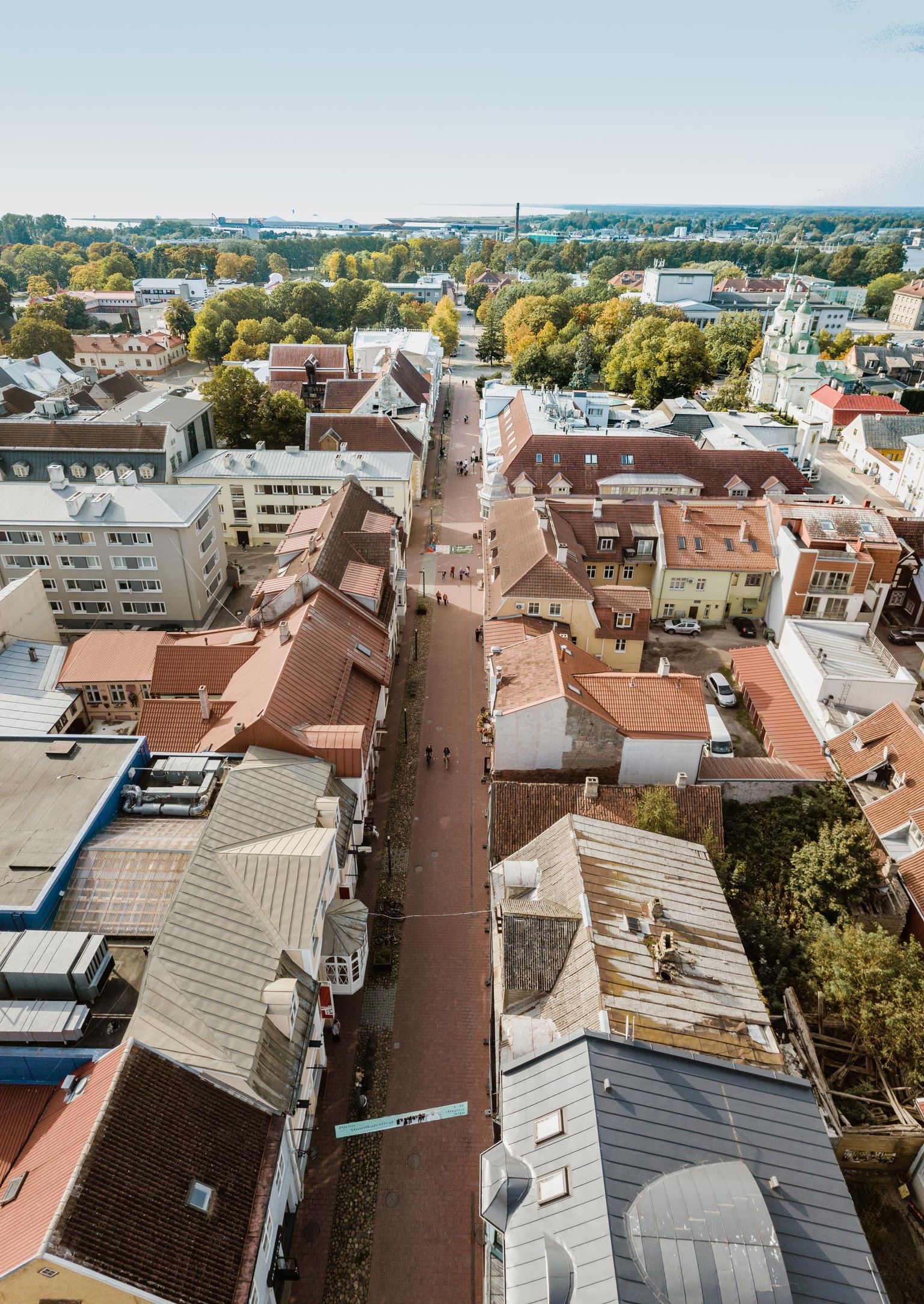 Pärnu on uue muinsuskaitselise inventeerimise ootel, millega loodetakse ehituspärandi väärtuslikum osa esile tuua ja rahu majja saada. Pildil Rüütli tänav droonilennult.