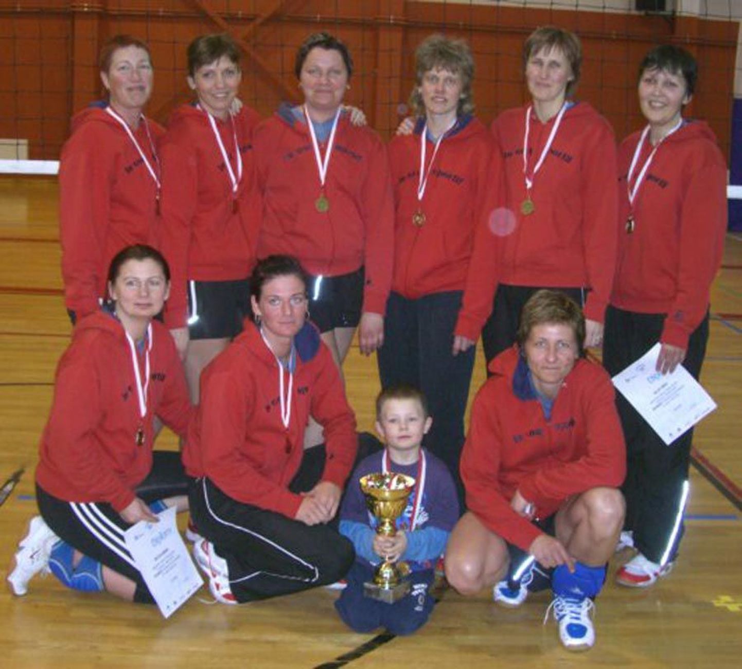 Tugevamasse gruppi kuulunud Viljandi Silindia naiskonnal õnnestus
võrkpalli Elioni rahvaliiga turniir võita.